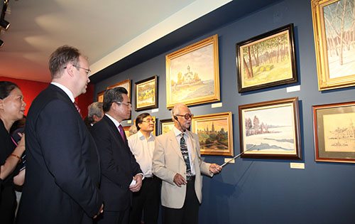 Họa sĩ Trần Quân Ngọc giới thiệu các tác phẩm của mình tại triển lãm